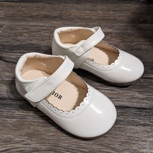 White dress shoes for toddler